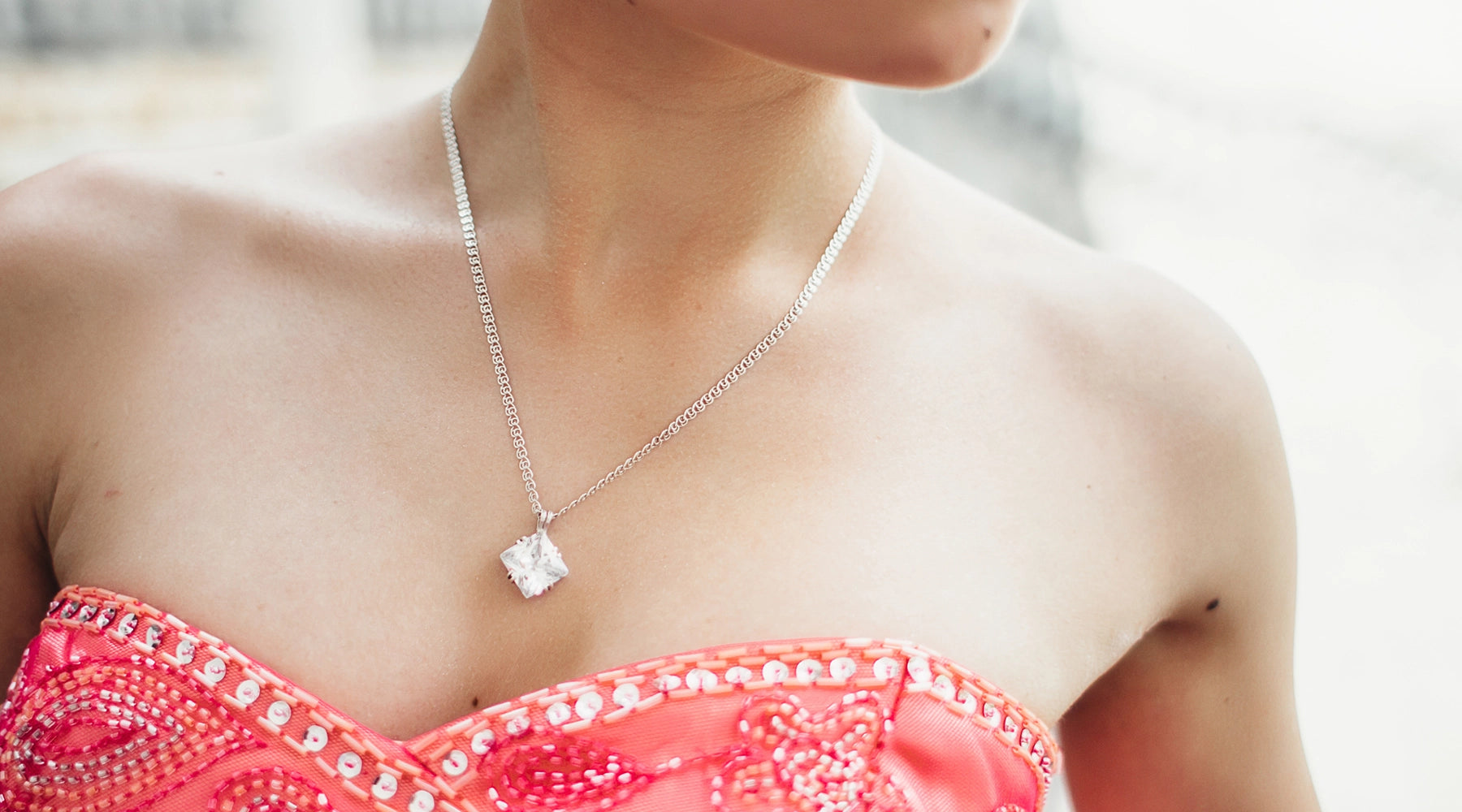 Choosing Necklaces for Strapless Dresses | Hiyas Jewelry Choosing Necklaces for Strapless Dresses | Hiyas Jewelry